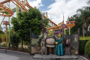 Escape from Madagaskar • Vekoma Suspended Family Coaster