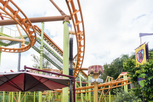 Escape from Madagaskar • Vekoma Suspended Family Coaster