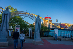 Batman The Ride • B&M Inverted Coaster