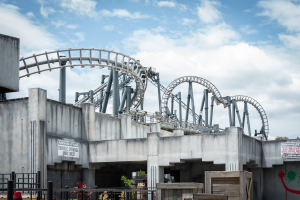 Arkham Asylum: Shock Therapy • Vekoma Suspended Looping Coaste